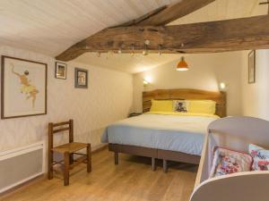 ein Schlafzimmer mit einem Bett und einem Stuhl in der Unterkunft Gîte Rouans, 4 pièces, 6 personnes - FR-1-306-1059 in Rouans