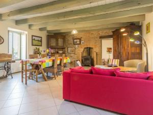 ein Wohnzimmer mit einem roten Sofa und einem Tisch in der Unterkunft Gîte Rouans, 4 pièces, 6 personnes - FR-1-306-1059 in Rouans