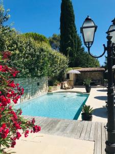 una piscina en un jardín con luz de la calle en VILLA MATHIS, en Mouans-Sartoux