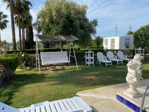 Vonkajšia záhrada v ubytovaní Casa de Campo con Piscina en Sevilla en los Palacios y Villafranca