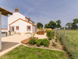 a white house with a fence and a yard at Gîte Saint-Viaud, 3 pièces, 4 personnes - FR-1-306-1190 in Saint-Viaud