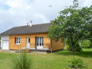 een houten huis met een veranda en een boom bij Gîte Montipouret, 3 pièces, 4 personnes - FR-1-591-190 in Montipouret