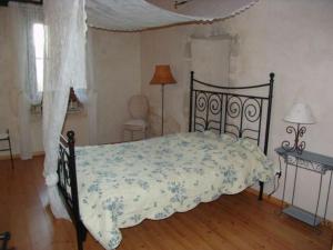 a bedroom with a bed with a blue and white comforter at Gîte Void-Vacon, 4 pièces, 6 personnes - FR-1-585-46 in Void
