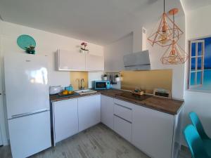 Küche/Küchenzeile in der Unterkunft Benal-beach Marina Deluxe