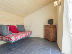 1 dormitorio con 1 cama y TV en un armario en Gîte Varades, 3 pièces, 6 personnes - FR-1-306-847, en La Chapelle-Saint-Sauveur