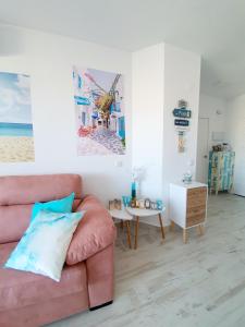 Ein Sitzbereich in der Unterkunft Benal-beach Marina Deluxe