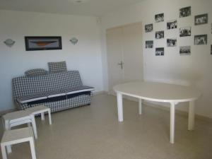 Villa de 250 m², climatisée, sur 2 niveaux au bord de l'eau - FR-1-100-243 في كافالير سور مير: غرفة معيشة بها طاولة وأريكة