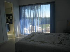 Villa de 250 m², climatisée, sur 2 niveaux au bord de l'eau - FR-1-100-243 في كافالير سور مير: غرفة نوم بها سرير ونافذة كبيرة