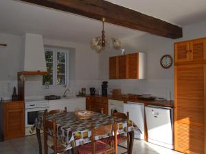uma cozinha com uma mesa e uma sala de jantar em Gîte Argenton-sur-Creuse, 7 pièces, 12 personnes - FR-1-591-209 em Argenton-sur-Creuse