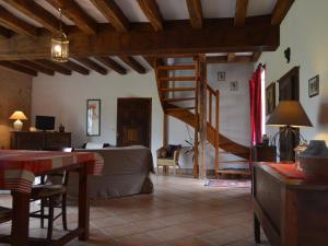 uma sala de estar com uma escada numa casa em Gîte Argenton-sur-Creuse, 7 pièces, 12 personnes - FR-1-591-209 em Argenton-sur-Creuse