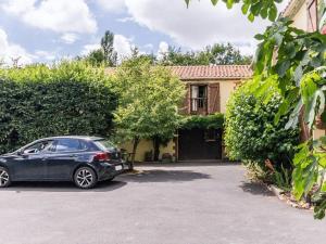 un'auto parcheggiata di fronte a una casa di Gîte Corcoué-sur-Logne, 2 pièces, 3 personnes - FR-1-306-1066 a Saint-Étienne-de-Corcoué