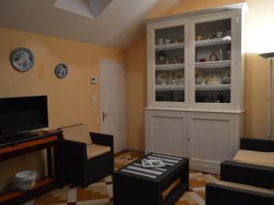 ein Wohnzimmer mit einem weißen Schrank und einem TV in der Unterkunft Gîte Martizay, 3 pièces, 4 personnes - FR-1-591-67 in Martizay