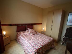 a bedroom with a bed and a dresser with two lamps at Gîte Saint-Dié-des-Vosges, 2 pièces, 2 personnes - FR-1-589-209 in Saint Die