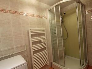 y baño con ducha y aseo. en Gîte Liézey, 2 pièces, 2 personnes - FR-1-589-211, en Liézey