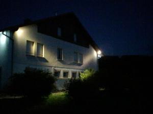ein Haus mit seitlicher Beleuchtung in der Nacht in der Unterkunft Gîte Gérardmer, 3 pièces, 4 personnes - FR-1-589-124 in Gérardmer