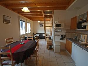 eine Küche und ein Esszimmer mit einem Tisch im Zimmer in der Unterkunft Gîte Gérardmer, 3 pièces, 4 personnes - FR-1-589-124 in Gérardmer