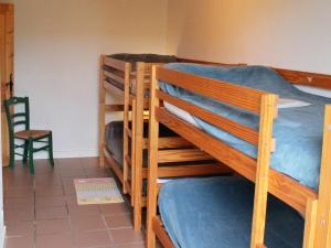 Bunk bed o mga bunk bed sa kuwarto sa Gîte Le Mas-de-Tence, 3 pièces, 6 personnes - FR-1-582-132