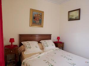 een slaapkamer met een bed en twee nachtkastjes bij Gîte La Garnache, 4 pièces, 6 personnes - FR-1-426-195 in La Garnache