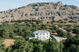 een luchtzicht op een huis voor een berg bij M Mansion in Pefki Rhodes