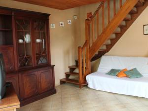 ein Schlafzimmer mit einer Treppe, einem Bett und einem Schrank in der Unterkunft Gîte La Saucelle, 4 pièces, 6 personnes - FR-1-581-57 