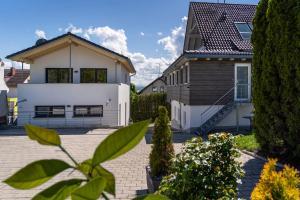 Blick auf ein Haus von der Einfahrt in der Unterkunft Ferienhof Berger UG in Hagnau