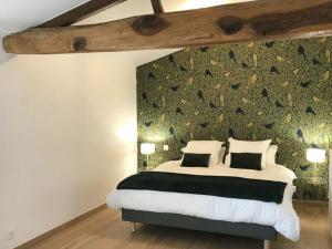 una camera con un letto con una parete verde di Gîte Les Herbiers, 6 pièces, 10 personnes - FR-1-426-406 a Les Herbiers