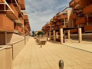 una calle vacía en un edificio de apartamentos en Apartamento playa canet d'en Berenguer, en Canet de Berenguer