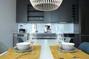Kuchyň nebo kuchyňský kout v ubytování ÅhusBrygga Apartment Hotel