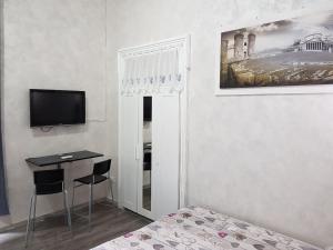 Televízia a/alebo spoločenská miestnosť v ubytovaní Napoli central