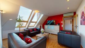 een woonkamer met twee banken en een tv bij Ferienhof Berger UG in Hagnau