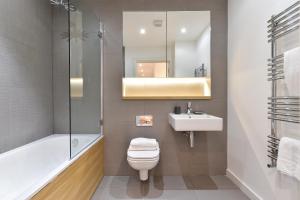 e bagno con servizi igienici, lavandino e vasca. di Liverpool Street City Living a Londra