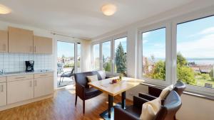 een keuken en woonkamer met een tafel en stoelen bij Ferienhof Berger UG in Hagnau