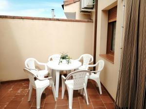 d'une table et de chaises blanches sur un balcon. dans l'établissement CASA TRABANCOS, à Siete Iglesias de Trabancos