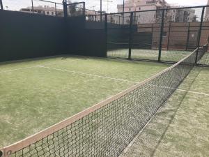 einen Tennisplatz mit einem Netz darüber in der Unterkunft Apartamento playa canet d'en Berenguer in Canet d'en Berenguer