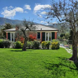 una casa con un cortile verde alberato di ARIA Design B&B Levanto a Levanto