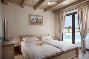 een slaapkamer met een bed met een dienblad met eten erop bij Villa Monaco in Svetvinčenat