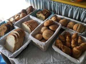 um monte de diferentes tipos de pão em uma mesa em De Zilvermeeuw em Westenschouwen