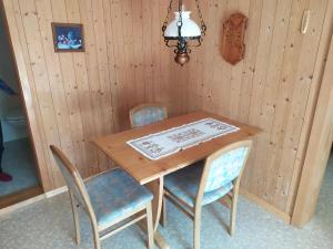 einem Holztisch mit zwei Stühlen und einer Lampe in der Unterkunft 2 Zimmerwohnung Homestay Brienz Spanischgässli in Brienz