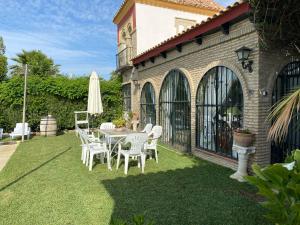 Vonkajšia záhrada v ubytovaní Casa de Campo con Piscina en Sevilla en los Palacios y Villafranca