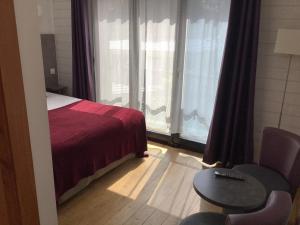 Ένα ή περισσότερα κρεβάτια σε δωμάτιο στο Hôtel Monet