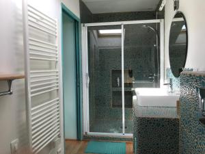 Un baño con ducha, lavabo y espejo. en Sûn Chambres d'hôtes, en Rabastens 48 fotos más