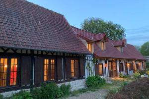 uma fila de casas com telhados castanhos em La Lanterne: Grande maison à deux pas de la mer em La Chapelle-sur-Dun