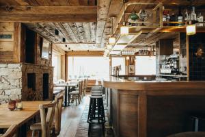 Restoran või mõni muu söögikoht majutusasutuses Lodji Hotel & spa