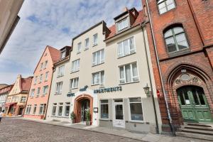 ein Gebäude an der Straßenseite in der Unterkunft maakt Hotel in Stralsund