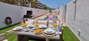 einen Tisch mit Speisen und Getränken auf der Terrasse in der Unterkunft Villa Hortensia in Adeje