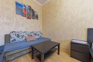 モスクワにあるApartment Hanaka Baikalskaya 18のソファとテーブル付きの小さな部屋