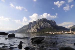 レッコにあるBellagio amorevole dimora in Leccoの水の山