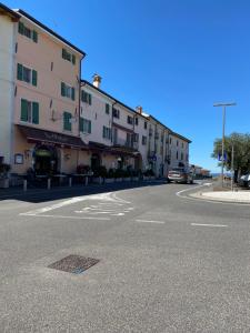 an empty street with a building on the side of the road at Ely Hause in Calmasino