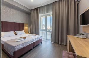 Hotel Granada tesisinde bir odada yatak veya yataklar