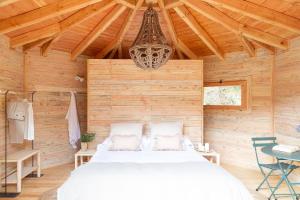 Ένα ή περισσότερα κρεβάτια σε δωμάτιο στο Nits de Bosc +71 φωτογραφίες